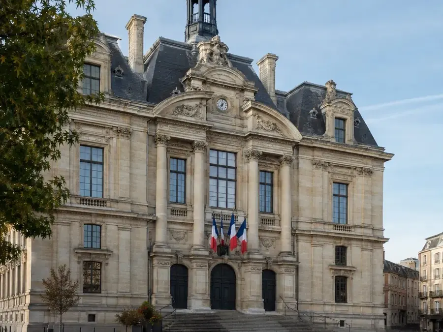 Façade d'une mairie, bâtiment public rénové