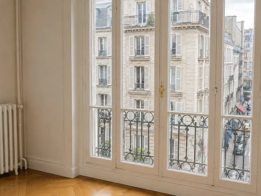 Fenêtre haussmannienne neuve et radiateur en fonte après rénovation énergétique