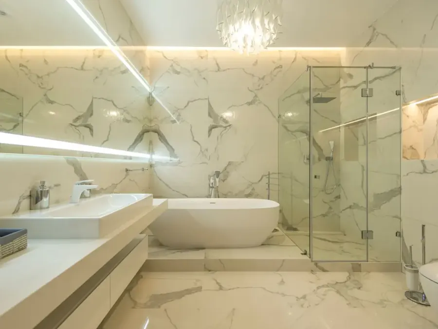 Salle de bains habillée de marbre, douche vitrée