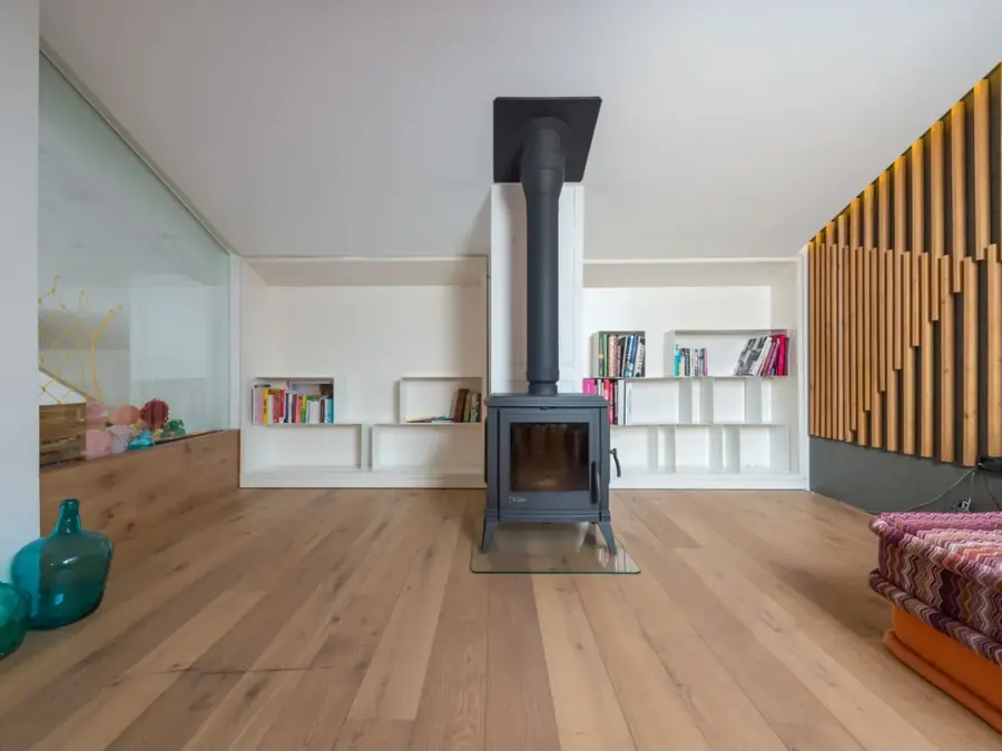 Séjour repeint, parquet ancien poncé et vitrifié