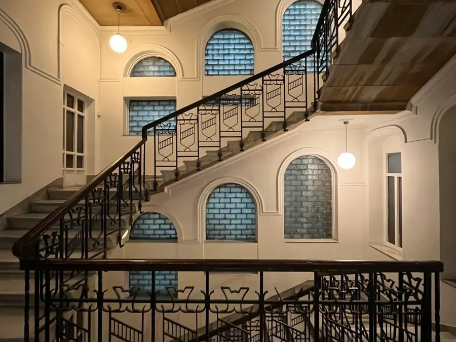 Cage d'escalier de copropriété repeinte sur cinq niveaux