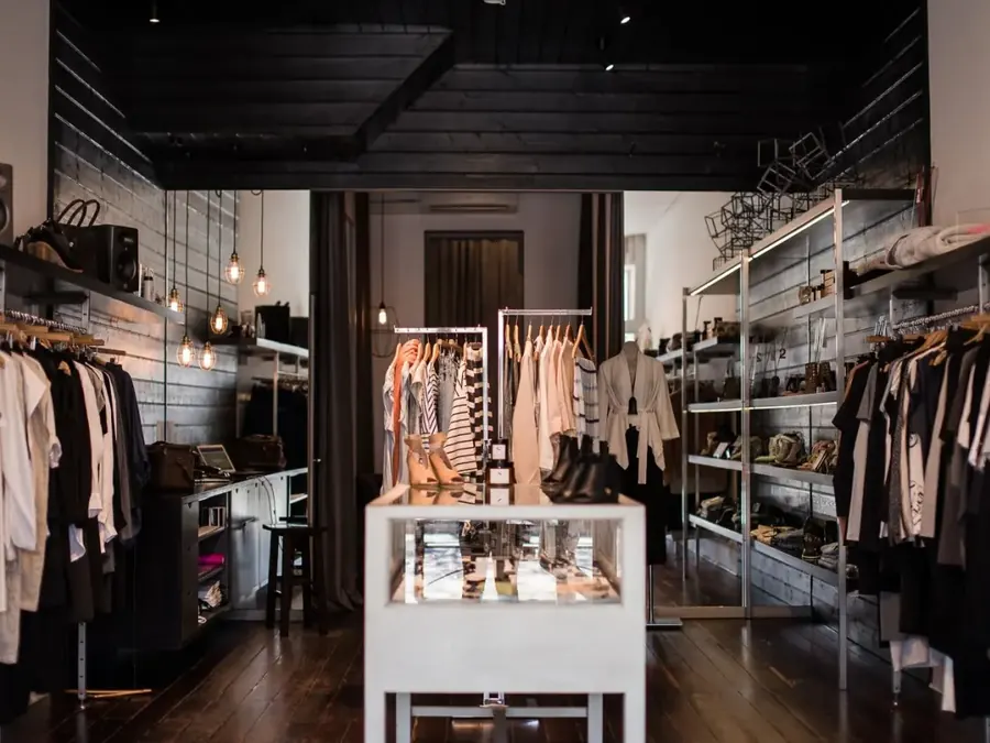 Boutique de prêt-à-porter rénovée, portants et comptoir