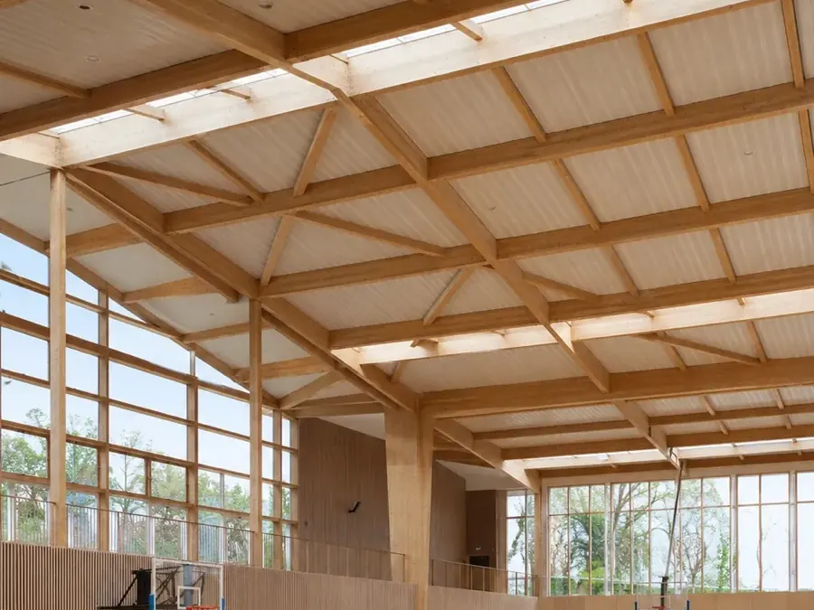 Charpente en bois apparente d'un grand volume intérieur