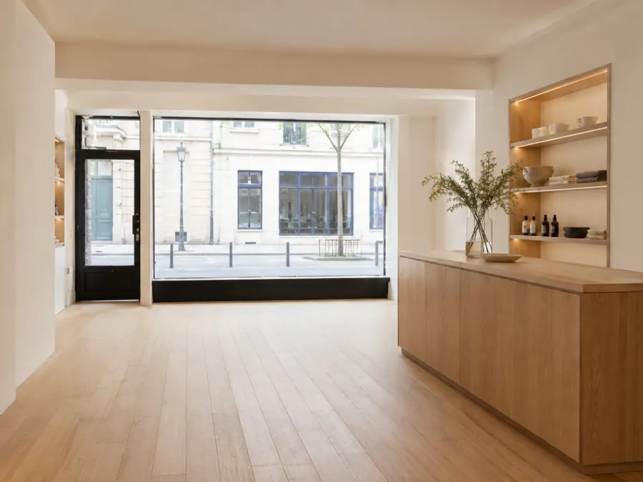 Agencement de boutique en chêne, menuiseries sur mesure