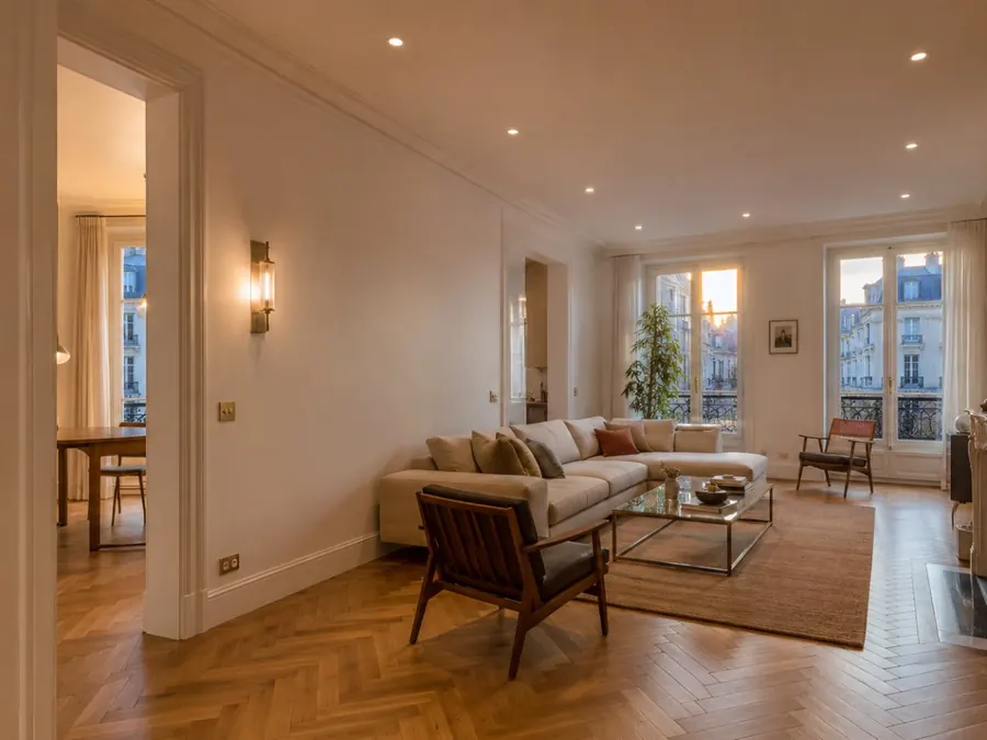 Salon haussmannien rénové, moulures reprises et parquet restauré