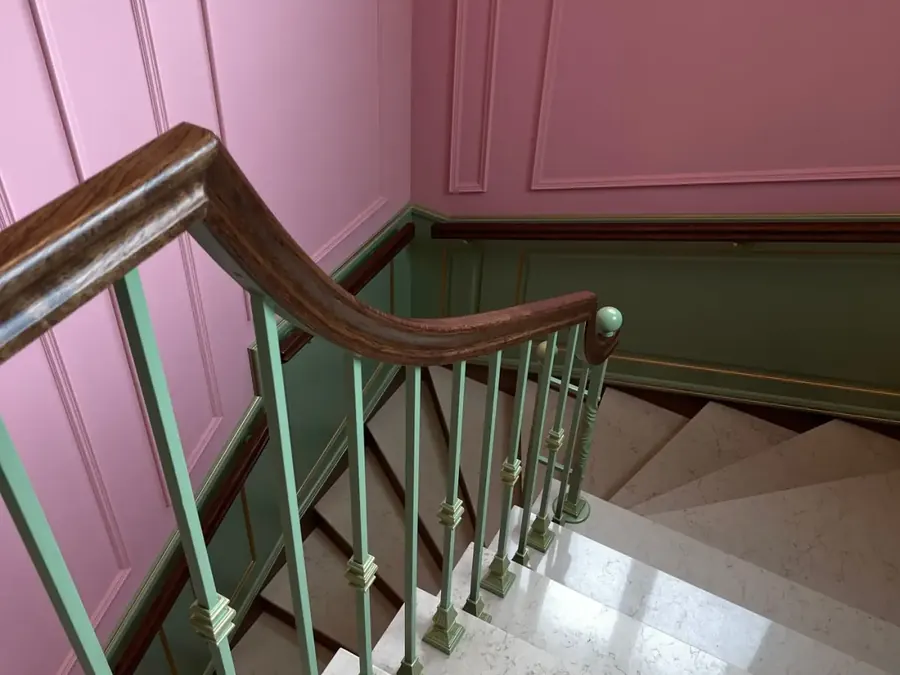 Cage d'escalier de copropriété rénovée, sols et peintures neufs