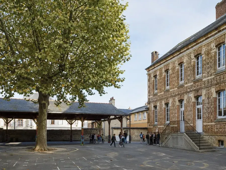 Façade d'un groupe scolaire rénové