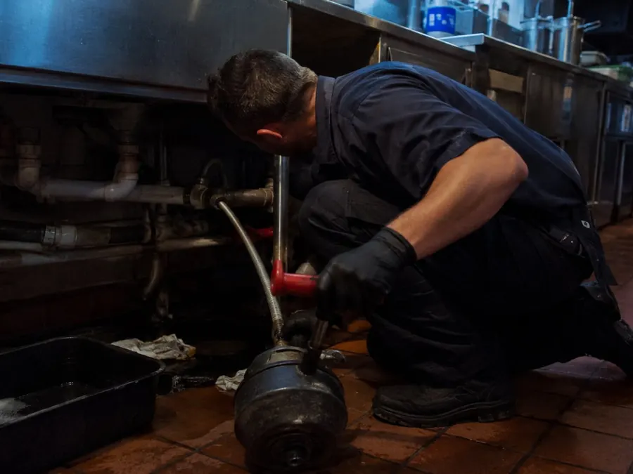 Intervention d'urgence dans un restaurant, technicien au travail