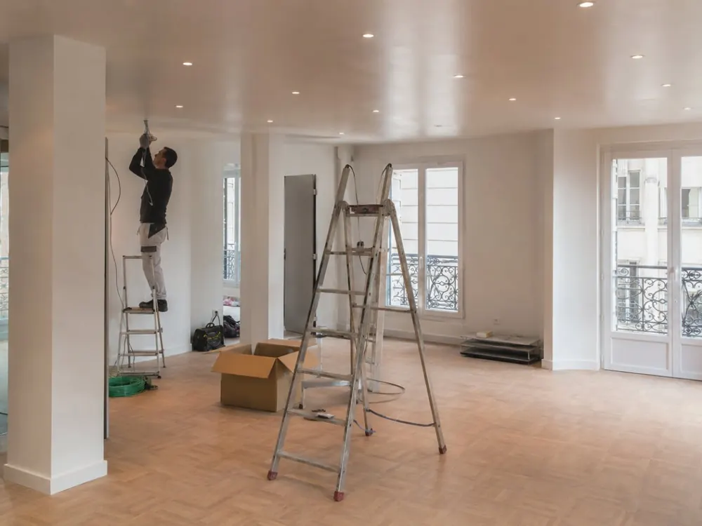 Électricien du groupe en intervention dans des bureaux